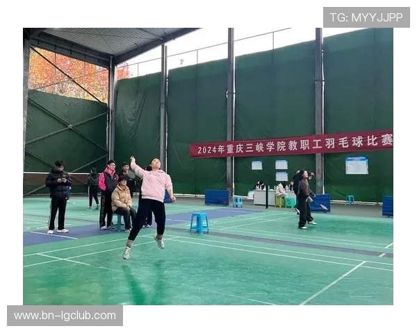 成人足球攻防技巧精讲提升个人技术与团队协作的全面策略 成人足球攻防技巧精讲提升个人技术与团队协作的全面策略