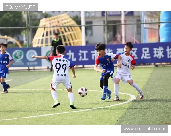 绿茵青春欢笑不断足球社团那些让人难忘的趣味瞬间